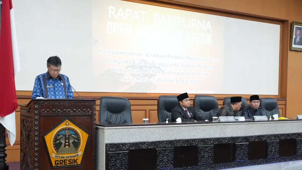 Paripurna: Sekretariat DPRD Kabupaten Gresik, Mokh. Najikh saat membacakan usulan PAW. (Foto : Fajar/Radar Gresik) 
