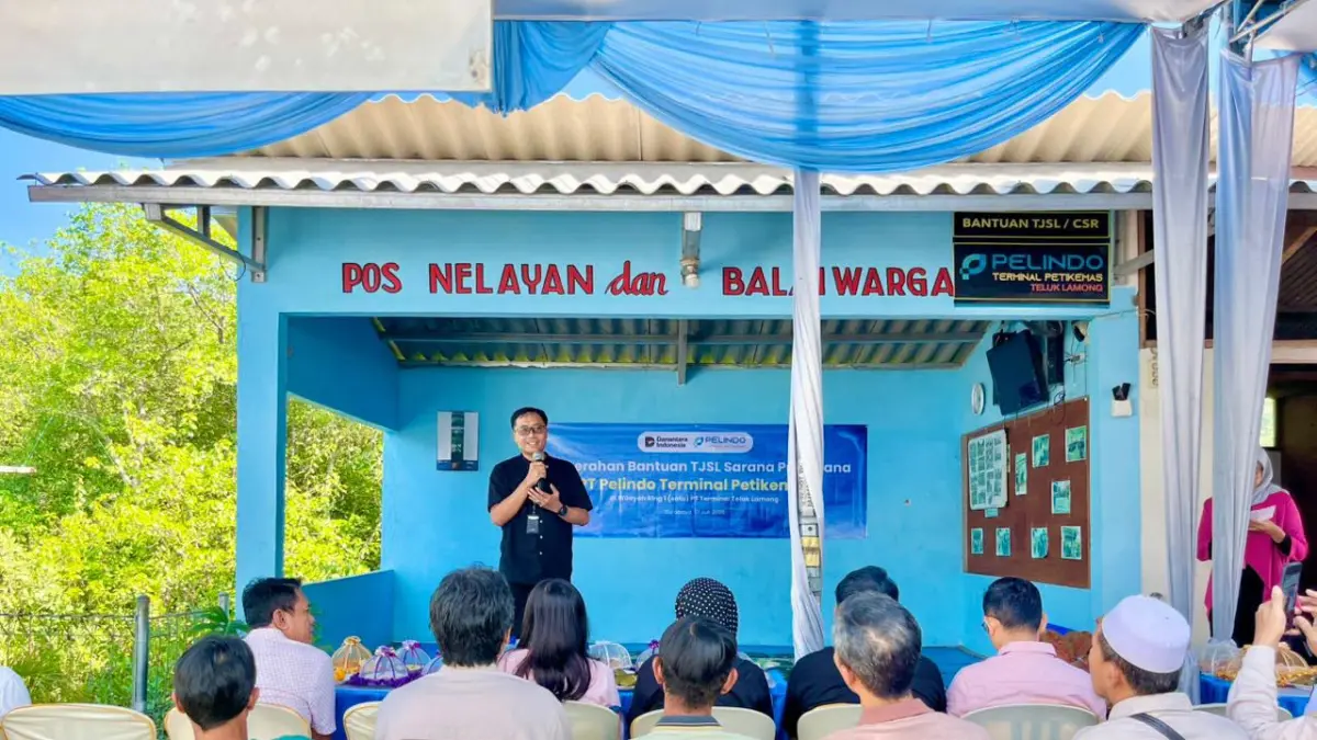 PT Pelindo Terminal Petikemas (SPTP) bersama PT Terminal Teluk Lamong (TTL) menyalurkan bantuan sarana dan prasarana publik untuk warga di wilayah Ring 1 operasional pelabuhan. (Foto : Dok/Radar Gresik) 