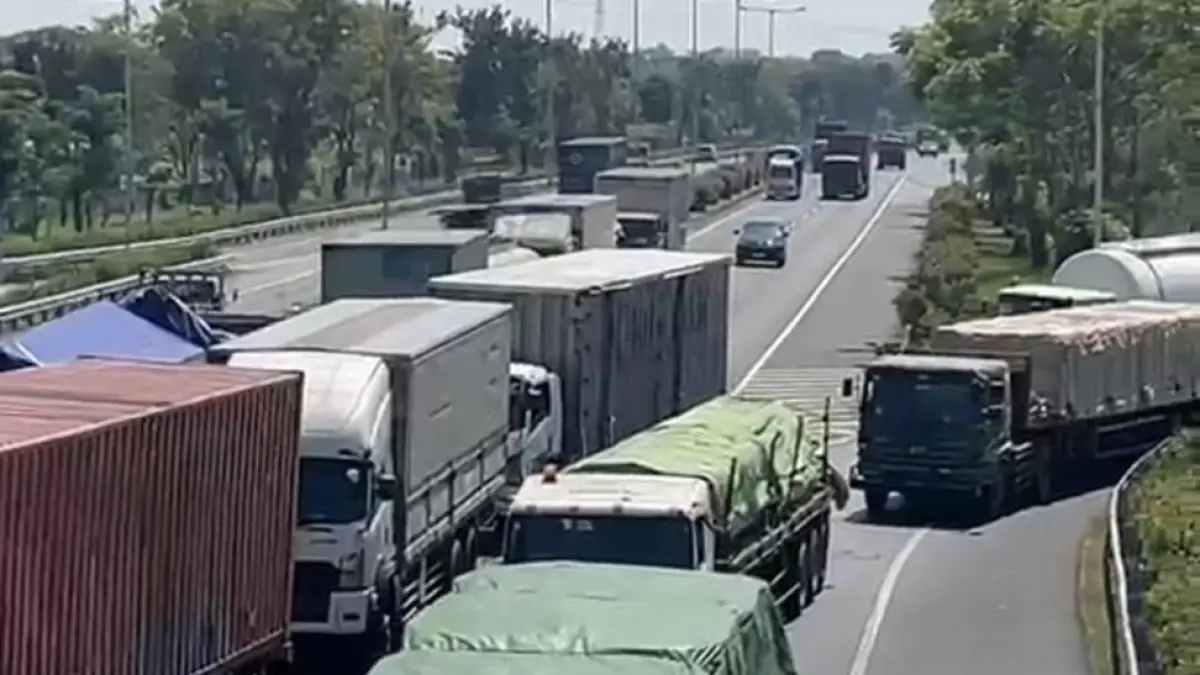 SUASANA : Kemacetan terlihat di ruas jalan di Tol Gresik-Surabaya. (Foto : Ist/Radar Gresik) 