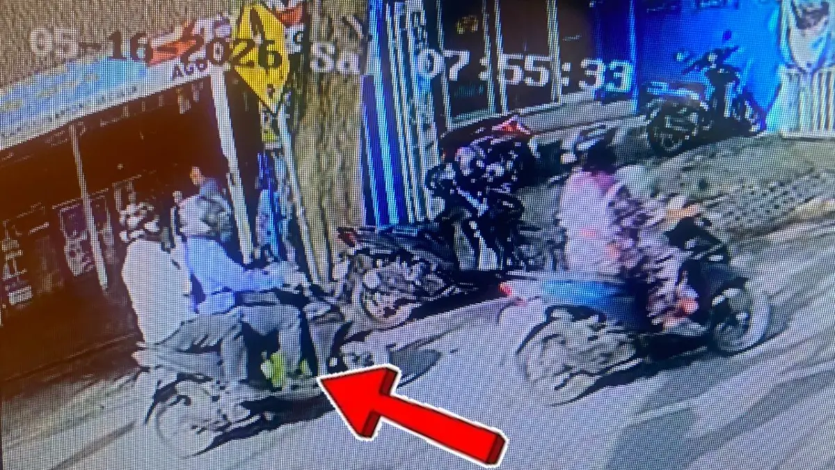 Terekam CCTV: Kedua pelaku saat terekam CCTV dengan berboncengan menggunakan sepeda motor saat melakukan aksinya. (Foto : Ist/Radar Gresik) 