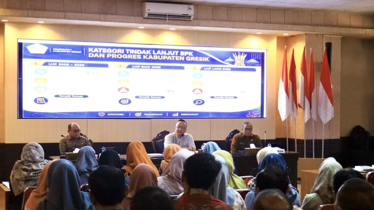Tindak Lanjut : Wakil Bupati Gresik, Asluchul Alif saat rapat optimalisasi dan monitoring tindak lanjut BPK. (Foto : Fajar/Radar Gresik) 