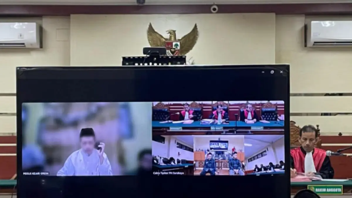 TUNTUTAN : Tiga terdakwa dugaan kasus Korupsi dana hibah Ponpes Al Ibrohimi saat menjalani sidang tuntutan di Pengadilan Tindak Pidana Korupsi Surabaya. (Foto : Ist/Radar Gresik) 