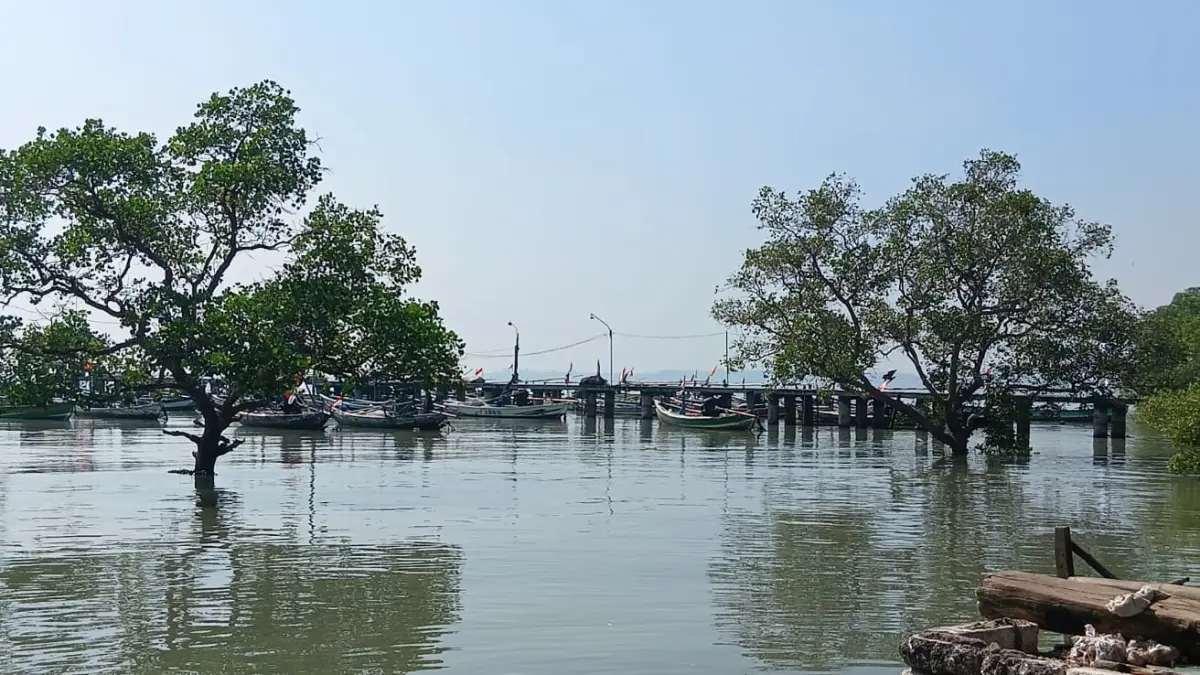 Hawa Dingin : Pantai di Desa Kramat, Kecamatan Bungah, Kabupaten Gresik. (Foto : Ist/Radar Gresik) 