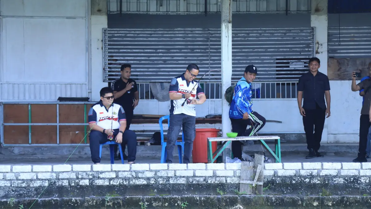 Kapolres Gresik AKBP Ramadhan Nasution bersama jajaran saat mengikuti Kapolres Gresik Cup Fishing Championship di Kolam Pancing Putri Sari Indah. (Foto : Yudhi/Radar Gresik) 