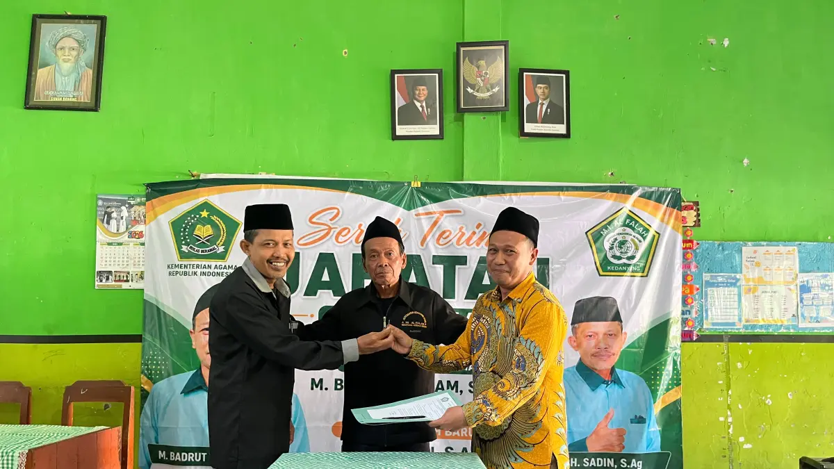 Melalui proses penjaringan ketat sejak Juni lalu, Moh. Sadin siap membawa babak baru bagi madrasah milik desa ini. (Foto : Dok/Radar Gresik) 
