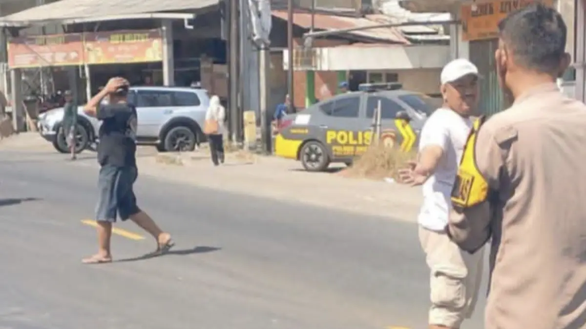 Anggota Polsek Manyar saat melakukan evakuasi korban kecelakan di Jalan Raya Betoyo, tepatnya di Simpang Tiga Betoyo, Kecamatan Manyar, Gresik.