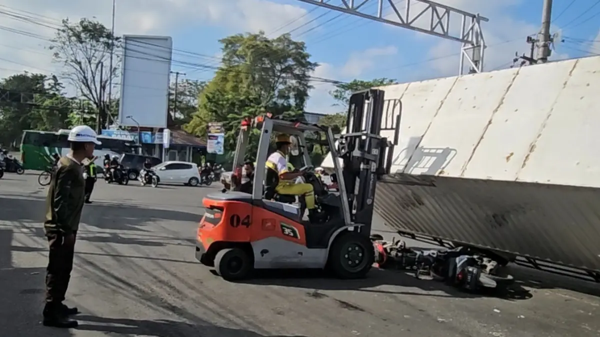 Ringsek : Truk paket yang menimpa empat kendaraan berhasil dievakuasi.