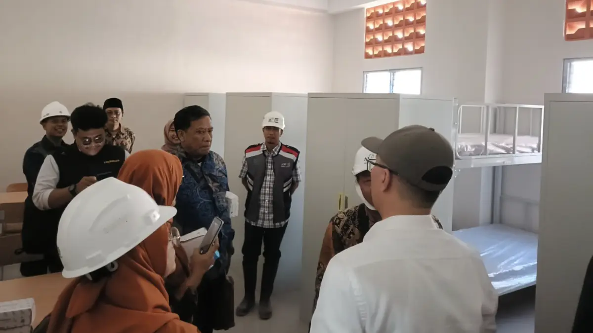 Sosialisasi : Kepala Dinsos Kabupaten Gresik, dr. Ummi Khoiroh kenalkan Sekolah Rakyat permanen kepada 58 pengurus panti asuhan. (Foto : Fajar/Radar Gresik) 