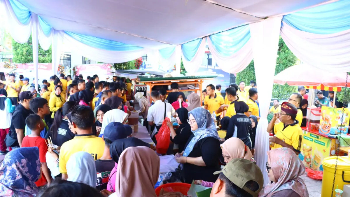 ANTUSIAS : Ribuan masyarakat memadati halaman Mapolres Gresik untuk mengikuti Bhayangkara Fest 2026. (Foto : Ist/Radar Gresik) 