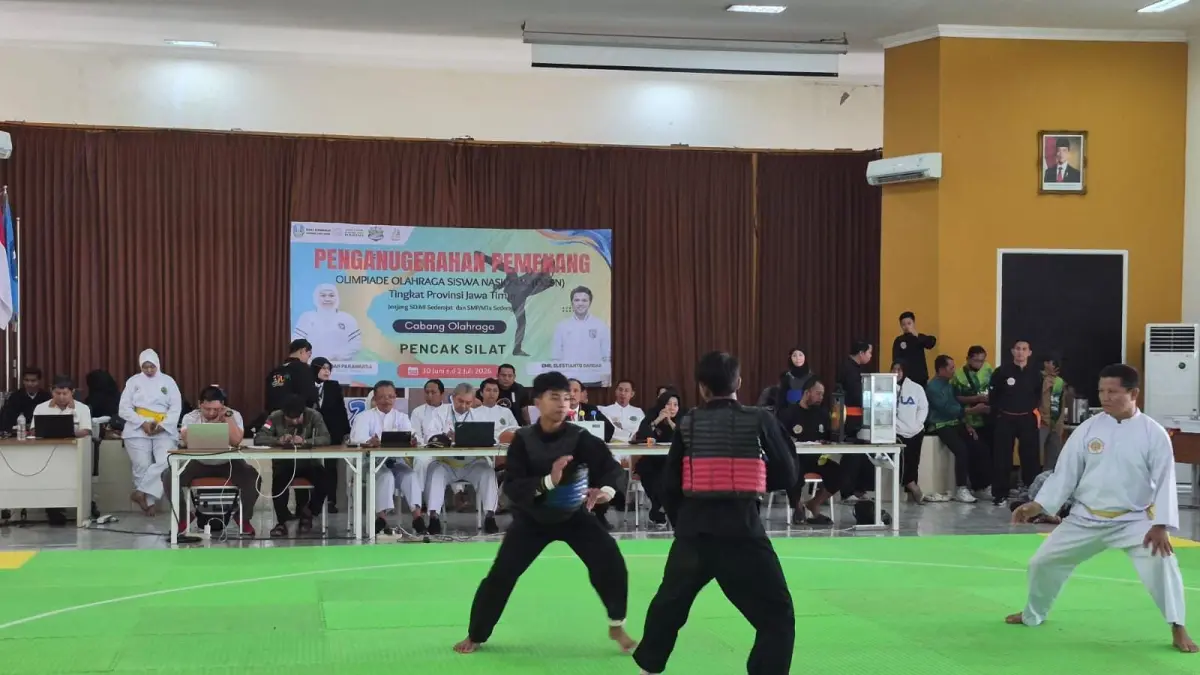 Bertarung: Atlet pencak silat Gresik saat berlaga sengit dengan lawannya dalam ajang O2SN tingkat Jawa Timur. (Foto : Fajar/Radar Gresik) 