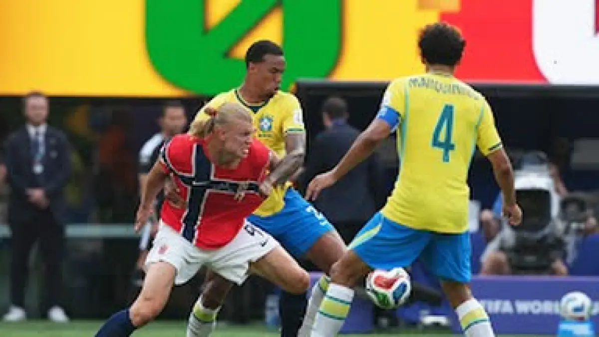 Erling Galland dikawal ketat pemain bertahan Brazil dalam babak 16 besar Piala Dunia 2026. (Foto : Ist/Reuters) 