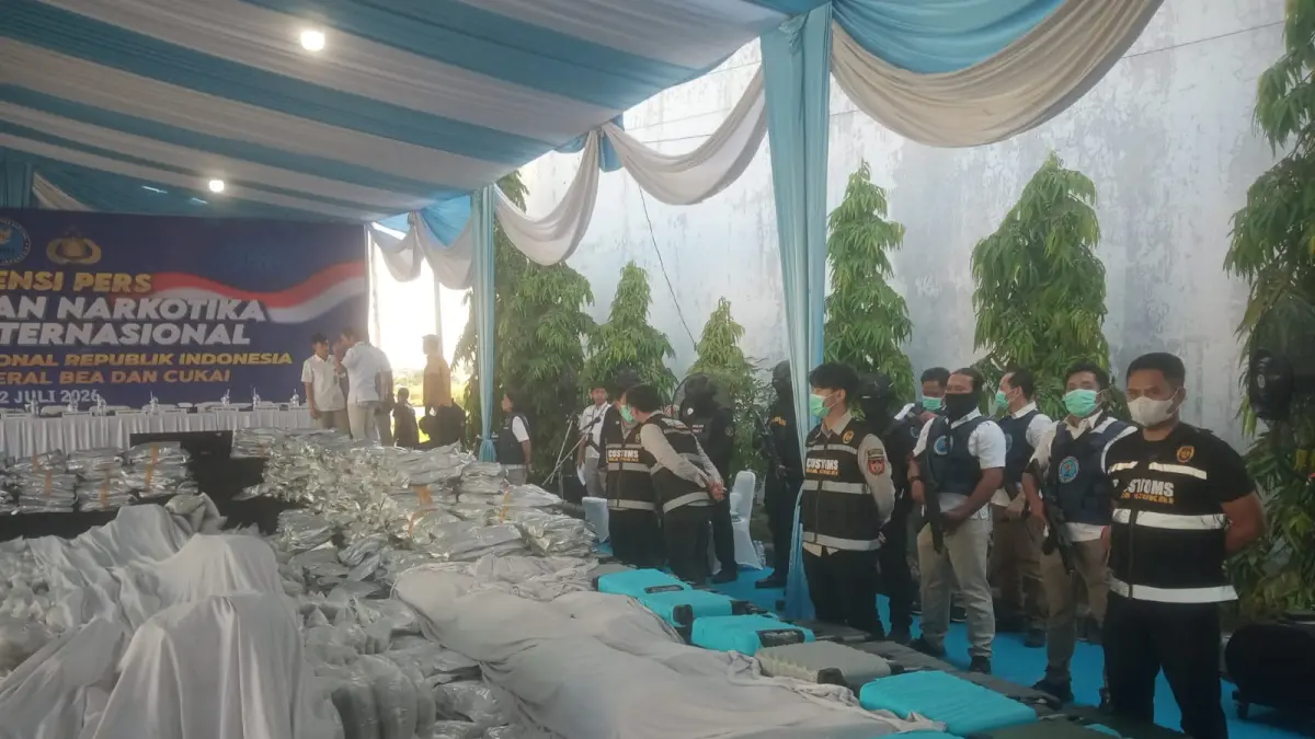 Petugas BNN saat melakukan pengamanan barang bukti 3,37 ton pucuk bunga ganja di Prambanan Bizland Blok SA-33, Jalan Raya Cerme Lor, Kabupaten Gresik. (Foto : Yudhi/Radar Gresik) 