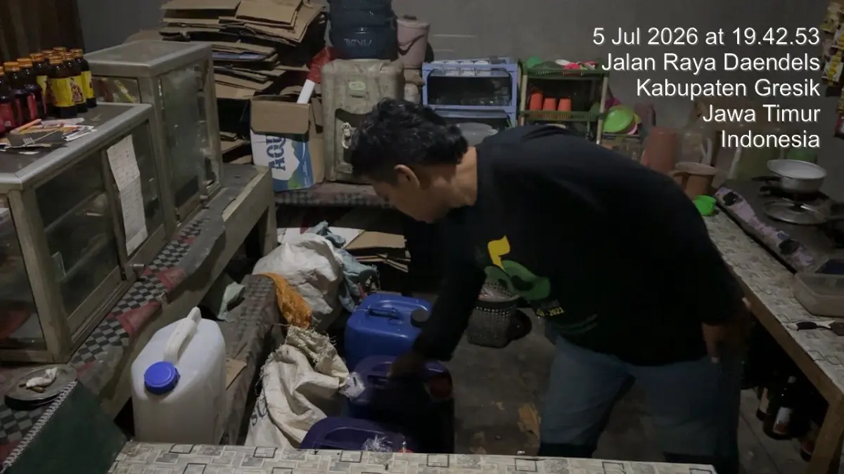 Razia : Anggota Polsek Panceng saat mengamankan Puluhan Botol Miras dari dua Warkop di wilayah Kecamatan Panceng, Gresik. (Foto : Yudhi/Radar Gresik) 