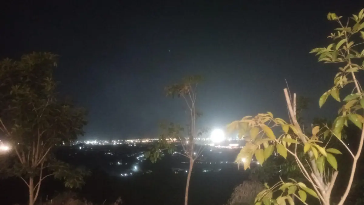 TERDENGAR DENTUMAN: Suasana perbatasan Gresik dan Surabaya di malam hari terlihat dari Jalan Dewi Sekardadu, Kecamatan Kebomas, Gresik. (Foto : Yudhi/Radar Gresik) 