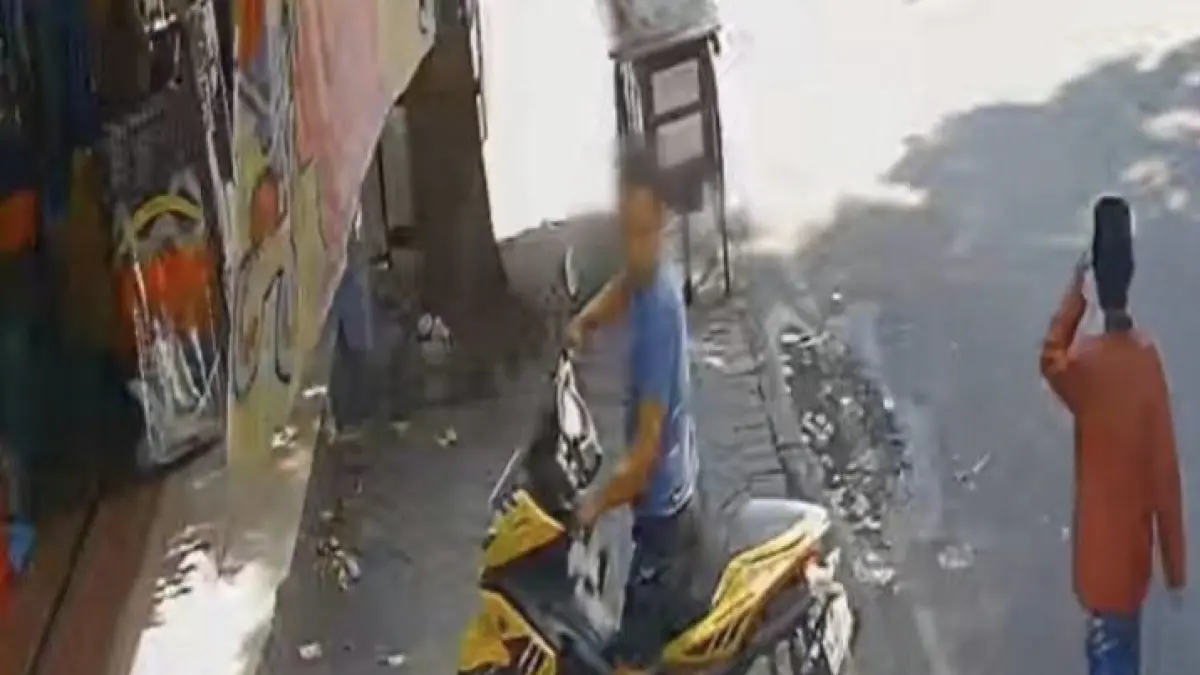 TERDUGA PELAKU: Seorang pria yang diduga mencuri kasur terekam kamera CCTV di sebuah toko di kawasan Jalan Raya menuju arah Makam Sunan Giri. (Foto : Ist/Radar Gresik) 