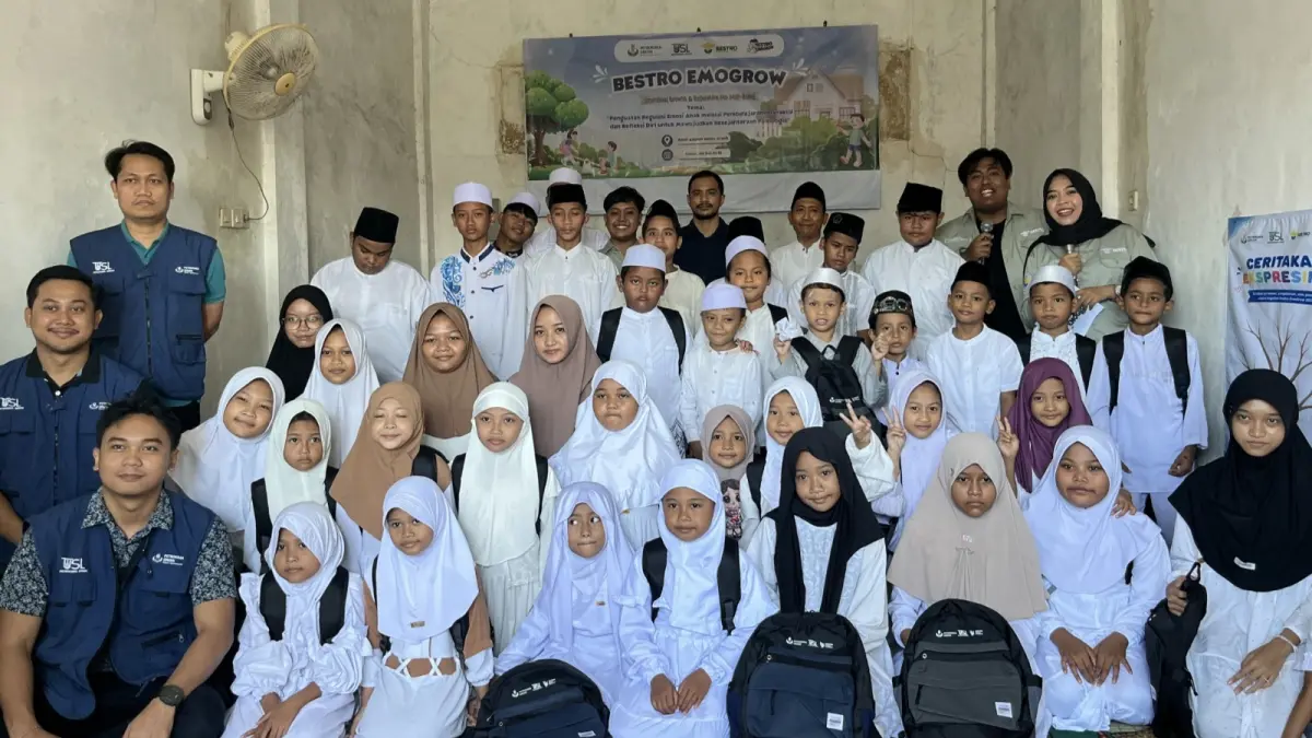 BANGGA: Yayasan Sosial Anak Yatim dan Fakir Miskin REITRA Gresik dan penerima Beasiswa PT Petrokimia Gresik (Bestro) berfoto bersama. (Foto : Ist/Radar Gresik) 