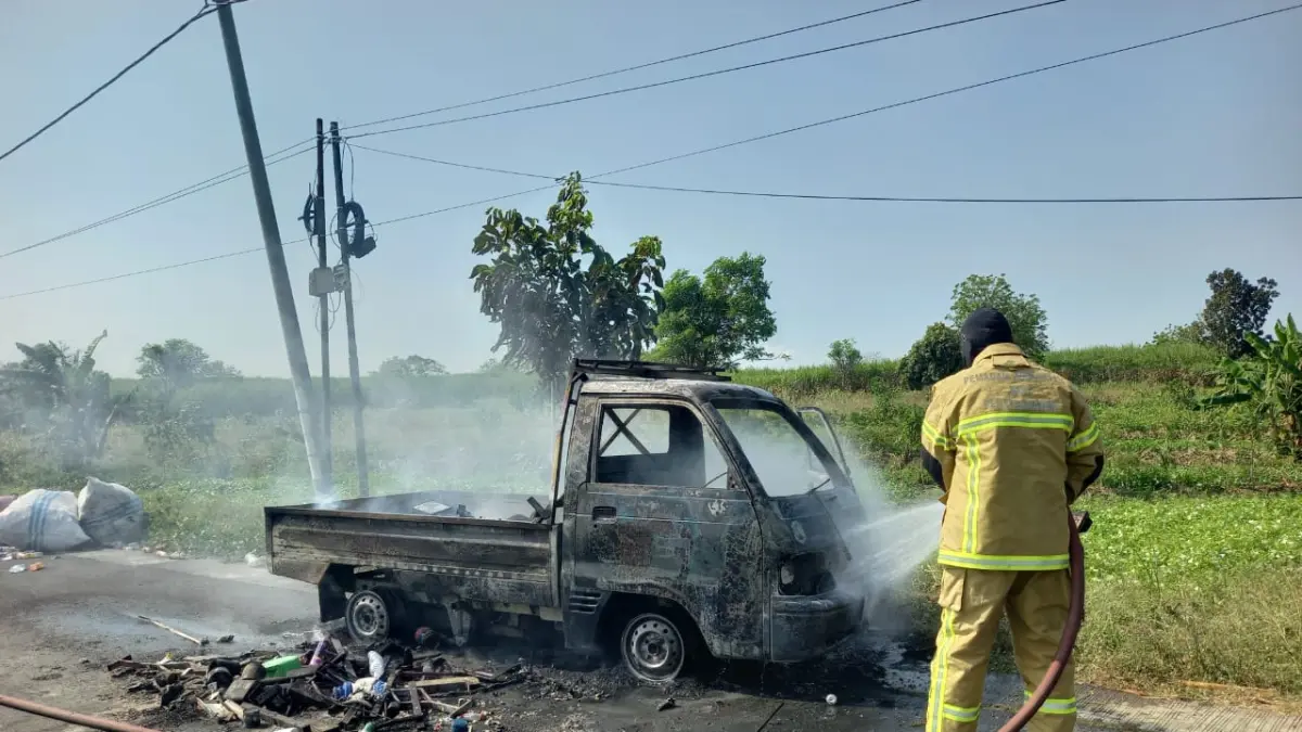 Mobil pikap muatan plastik terbakar hebat hingga hangus di kawasan persawahan Sidoraharjo, Kedamean, Kabupaten Gresik. (Foto : Ist/Radar Gresik) 
