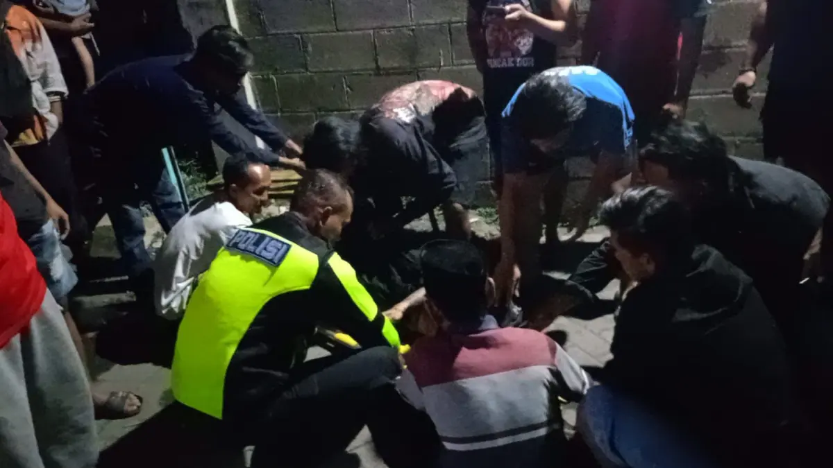 Nahas : Korban inisial RMM saat mendapat pertolongan dari warga dan kepolisian usai menjadi korban dugaan penganiayaan dan dirawat di RS Anwar Medika. (Foto : Ist/Radar Gresik) 