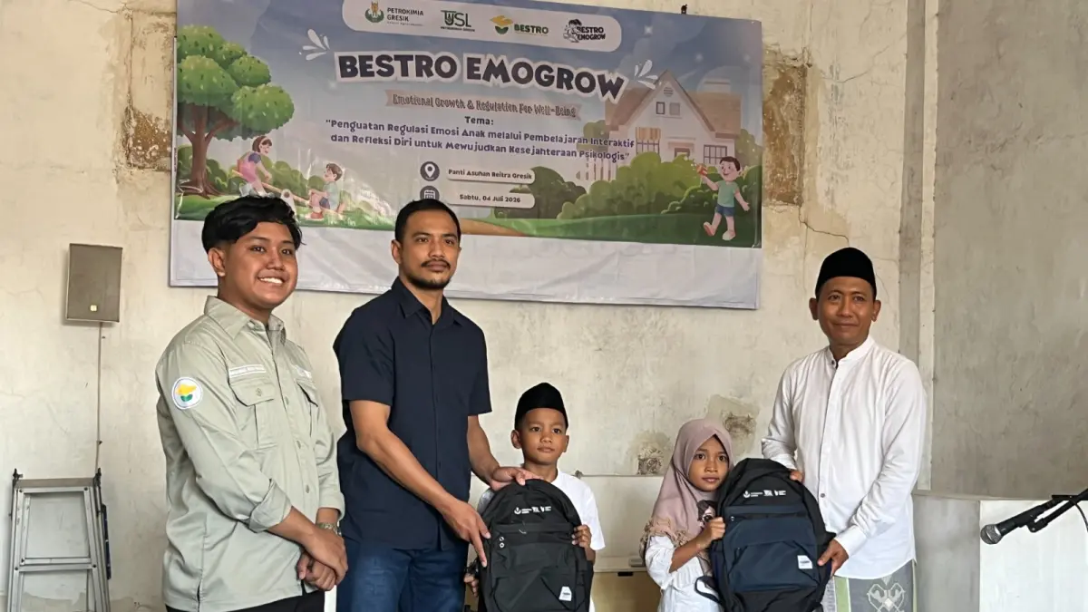 PEDULI: Penyerahan bantuan sosial komprehensif berupa santunan pendidikan,paket bahan pangan pokok, dan perlengkapan sekolah. (Foto : Ist/Radar Gresik) 