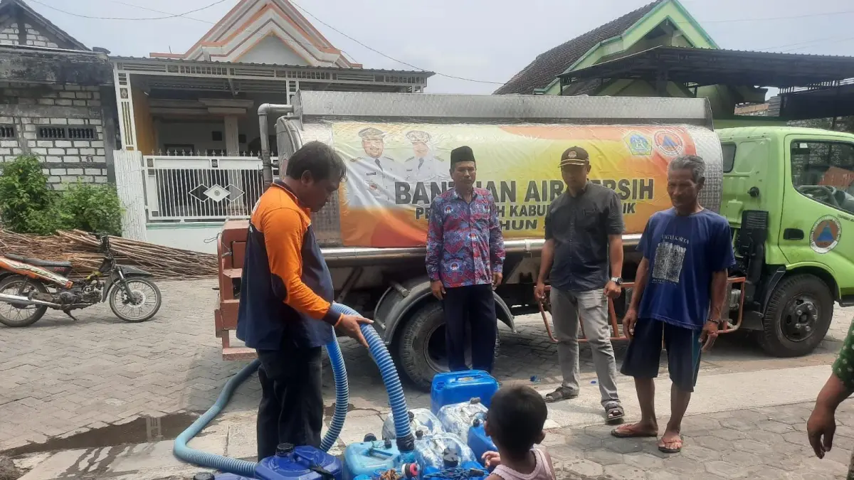 Petugas BPBD Gresik yang menyuplai air bersih di kecamatan terdampak kekeringan. (Foto : Ist/Radar Gresik) 