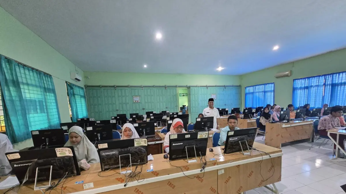 SISWA: Sejumlah siswa saat mengikuti kegiatan pembelajaran di sekolah. Pemkab Gresik kembali menggelontorkan anggaran miliaran rupiah untuk memastikan seluruh siswa baru negeri dan swasta mendapatkan fasilitas seragam gratis. (Foto : Fajar/Radar Gresik) 