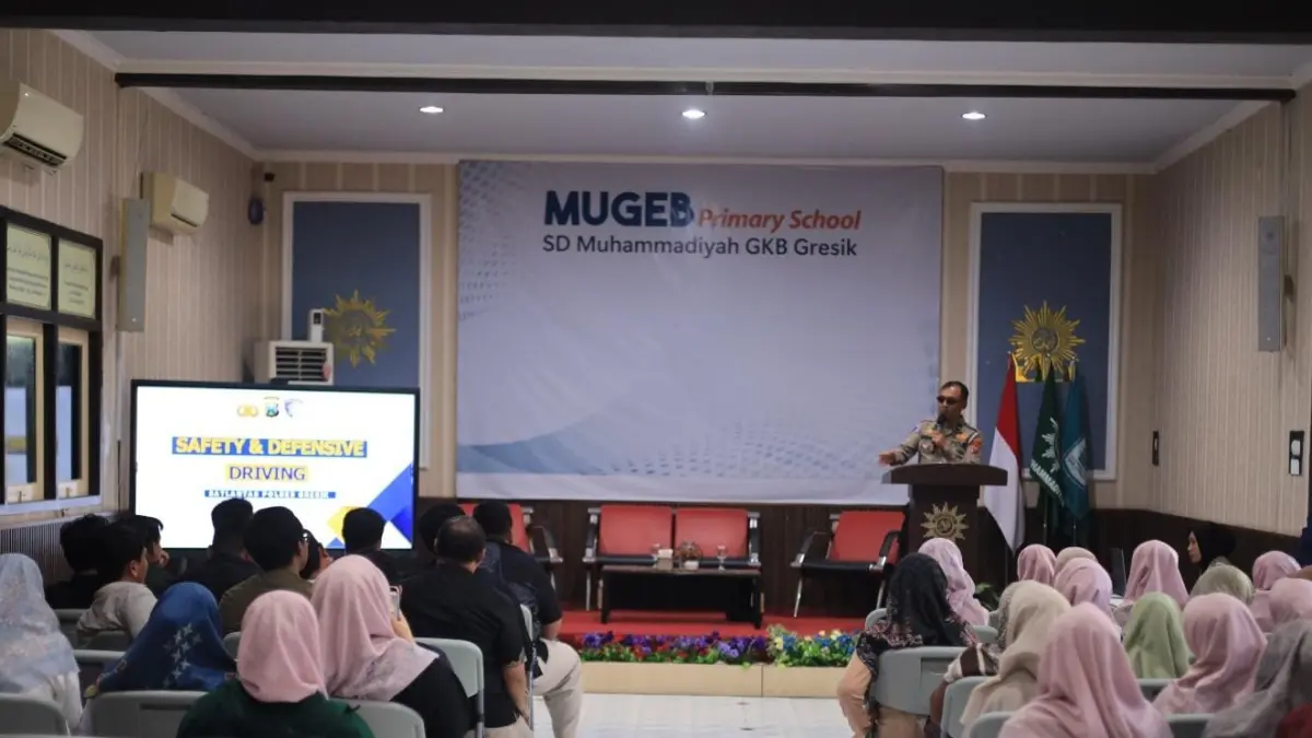 Kanit Kamsel Satlantas Polres Gresik, Ipda Andreas Dwi A, saat memberikan pemaparan dalam program Polantas Menyapa di Aula SD Muhammadiyah 1 Gresik, Selasa (7/7). Kegiatan ini bertujuan menggandeng guru sebagai pelopor keselamatan berlalu lintas. (Foto ; Yudhi/Radar Gresik) 