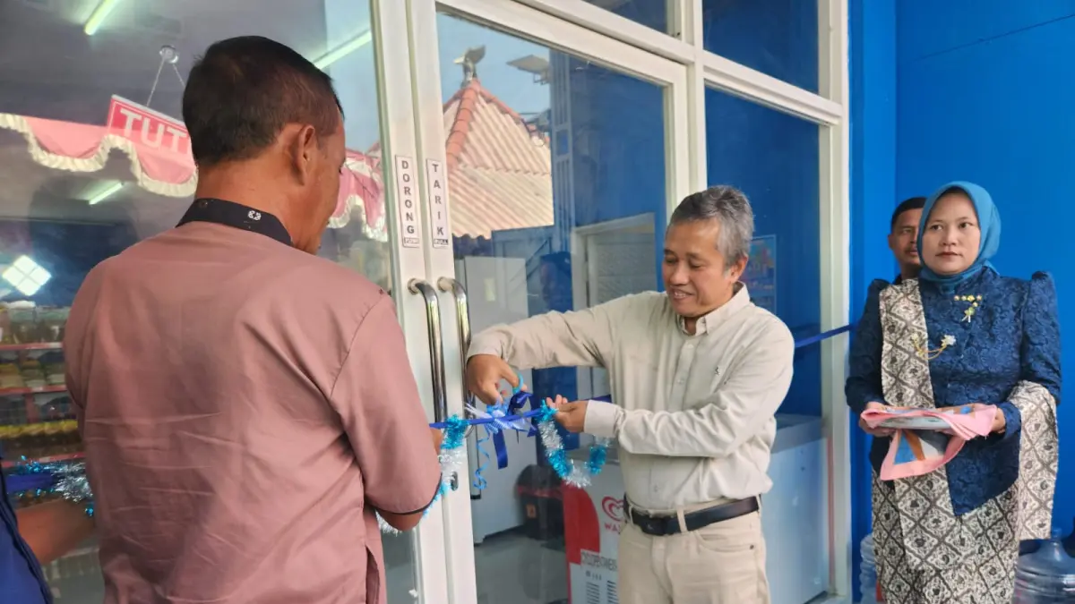 Gunting Pita : External Relations Supervisor SAKA, Subali meresmikan pembukaan Badan Usaha Milik Nelayan (BUMnel) Kendil Samudro desa Pangkahkulon.