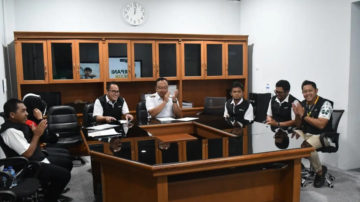 MEMOHON DOA RESTU: Dua atlet panahan berprestasi asal Gresik saat memohon doa restu kepada Wakil Bupati Gresik, dr. Asluchul Alif, di ruang pertemuan Kantor Wakil Bupati. (Foto : Dok/Radar Gresik) 