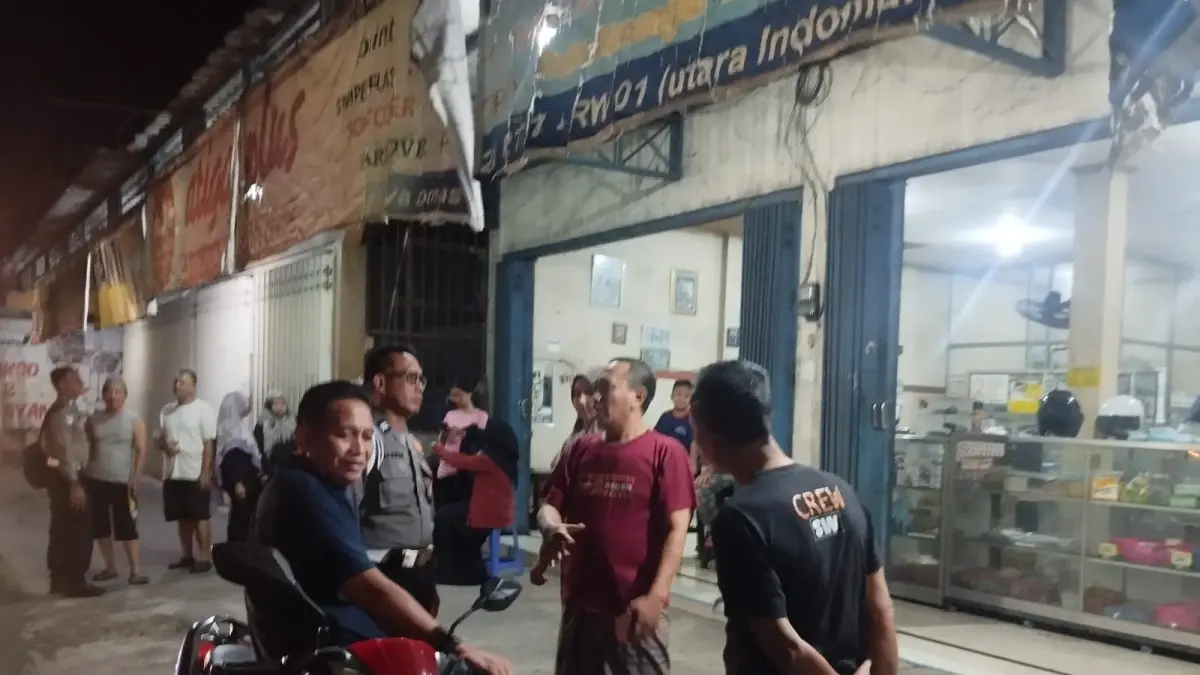 OLAH TKP: Anggota Polsek Menganti saat mengamankan lokasi kejadian dan mengevakuasi satu pelaku curanmor dari kepungan amukan warga. (Foto : Ist/Radar Gresik) 