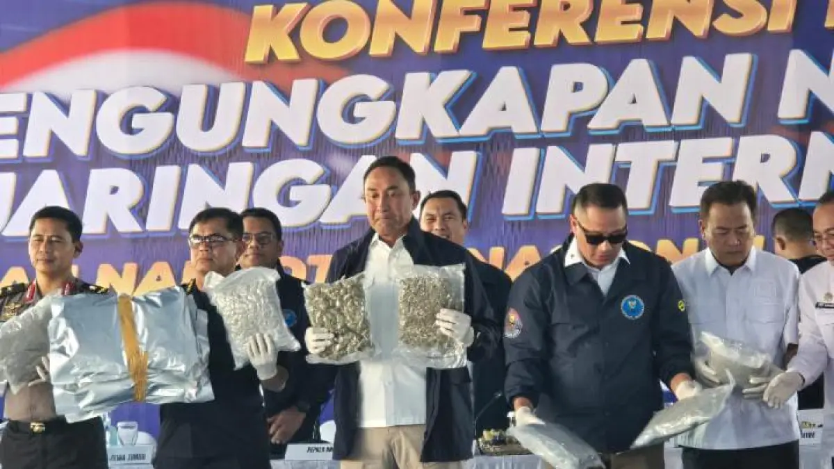 DIAMANKAN: Lokasi Kompleks Pergudangan Prambanan Bizland Blok SA-33, Desa Cerme Lor, Kecamatan Cerme, Gresik, saat dipasang garis polisi usai digerebek tim gabungan BNN RI dan Bea Cukai Jatim atas penyelundupan 3,37 ton narkotika jaringan internasional. (Foto : Ist/Radar Gresik) 