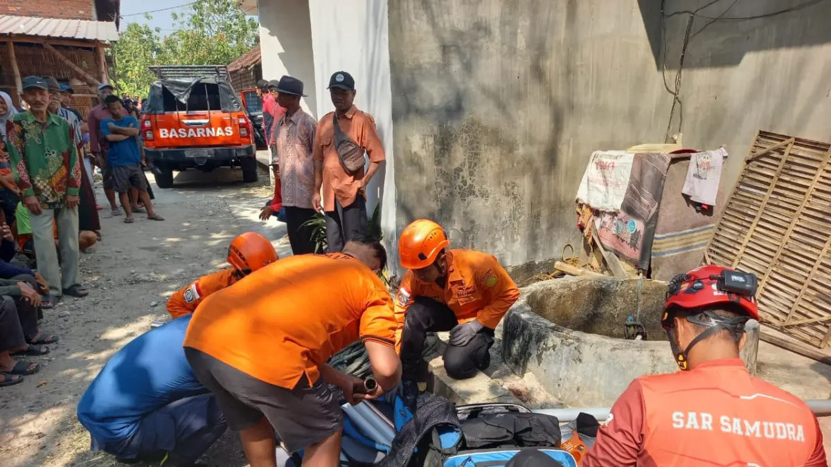 Petugas gabungan dari BPBD, Basarnas, dan Damkar saat berjibaku melakukan proses evakuasi pengangkatan jenazah seorang lansia yang tewas tercebur ke dalam sumur sedalam 15 meter di Desa Slempit. (Foto : Ist/Radar Gresik) 