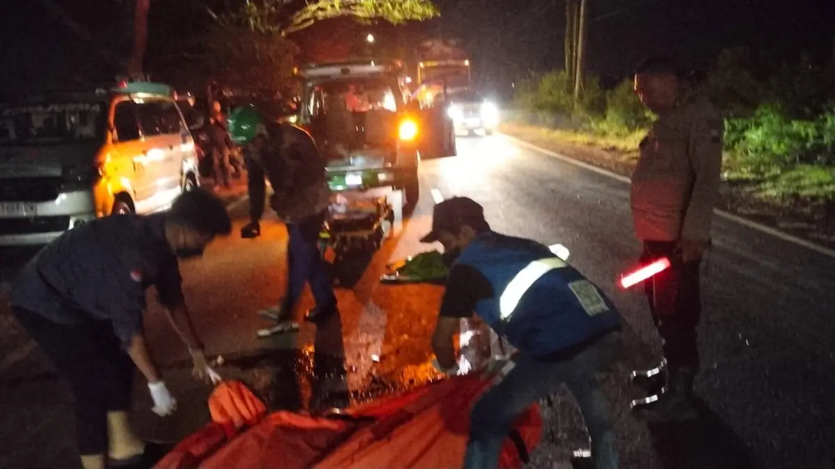 Tragis : Anggota Polsek Cerme saat membantu melakukan evakuasi korban kecelakaan lalulintas, diduga tabrak lari di di Jalan Raya Desa Tambakberas, Kecamatan Cerme, Gresik. (Foto : Ist/Radar Gresik) 