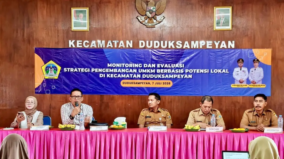 Wakil Ketua Komisi III DPRD Kabupaten Gresik, Abdullah Hamdi, bersama jajaran pemerintah kecamatan, perangkat desa, serta perwakilan pelaku UMKM saat berdiskusi dalam agenda evaluasi strategi pengembangan usaha lokal. (Foto : Fajar/Radar Gresik) 