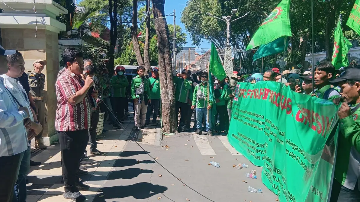 AKSI: Ketua DPRD Kabupaten Gresik, Muhammad Syahrul Munir, saat berdialog langsung menemui ratusan massa buruh DPC FSP Kahutindo yang menggelar aksi unjuk rasa di depan Kantor DPRD Gresik. (Foto : Fajar/Radar Gresik) 