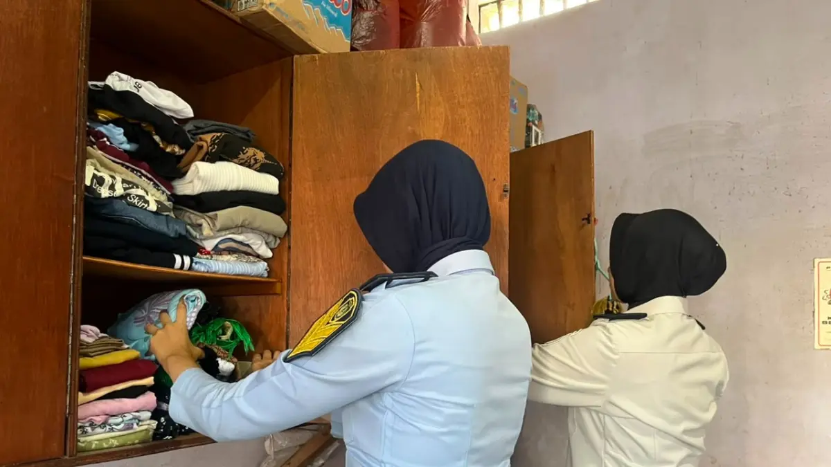 Jajaran petugas pengamanan Rutan Kelas IIB Gresik saat melakukan pemeriksaan dan penggeledahan barang milik warga binaan di blok hunian sebagai bentuk deteksi dini pencegahan gangguan kamtib, Kamis (9/7). (Foto : Yudhi/Radar Gresik) 