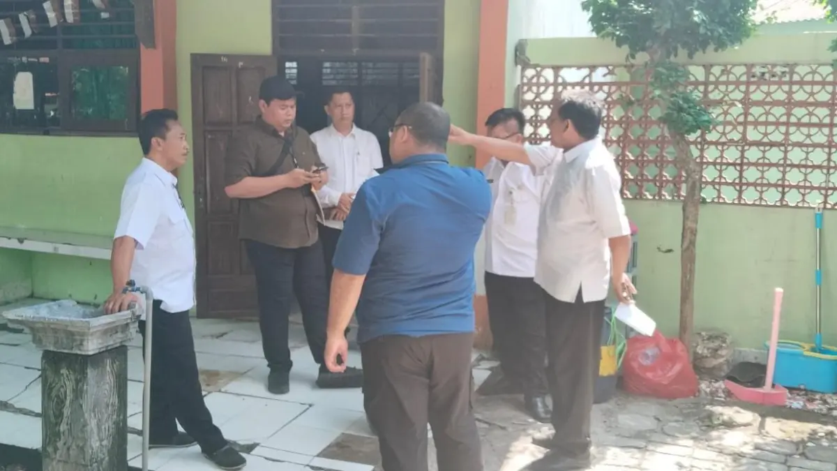 SURVEI: Jajaran Dispendik Kabupaten Gresik saat mendampingi Wakil Menteri Pendidikan Dasar dan Menengah (Wamendikdasmen) melakukan peninjauan langsung kondisi sarana prasarana di SMPN 17 gresik. (Foto : Fajar/Radar Gresik) 