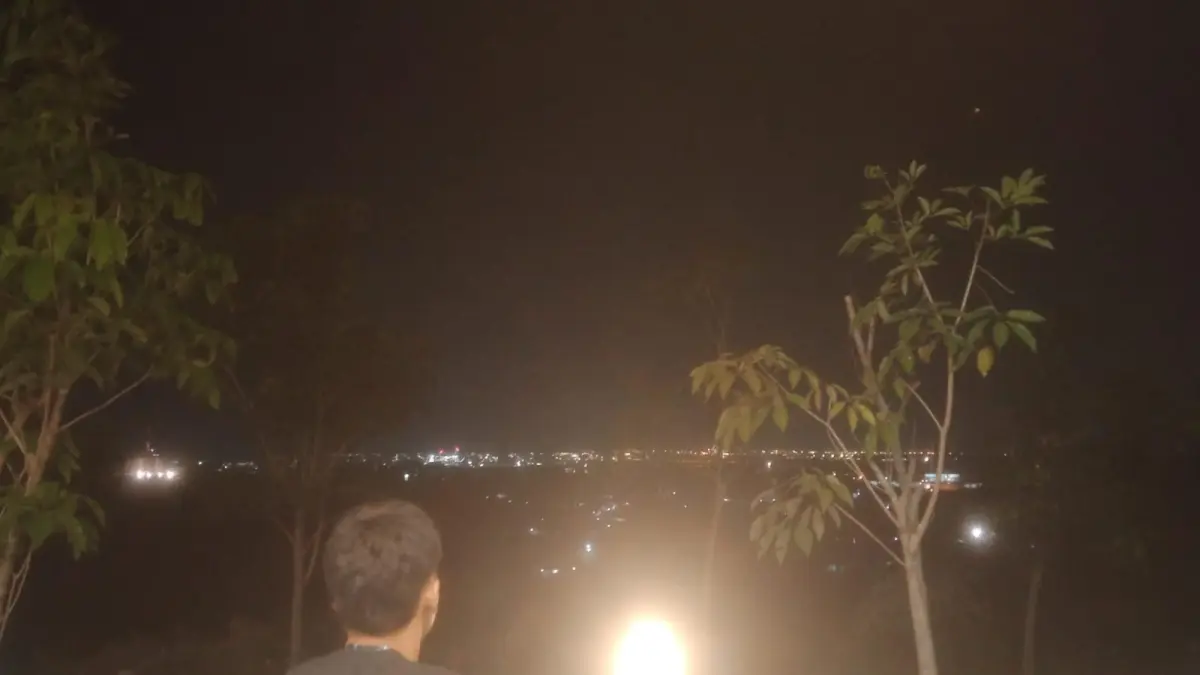 DENTUMAN: Suasana perbatasan Gresik dan Surabaya di malam hari terlihat dari Jalan Dewi Sekardadu, Kecamatan Kebomas, Gresik. (Foto : Yudhi/Radar Gresik) 