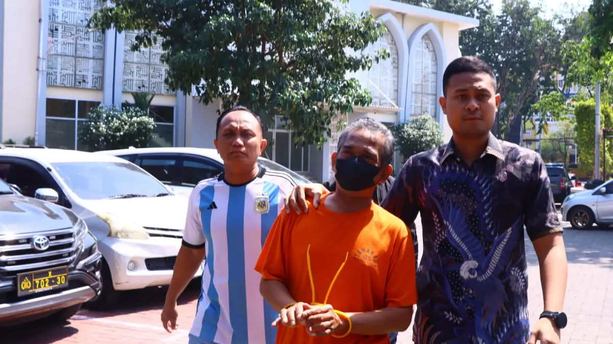 DITAHAN: Tersangka AP, ASN aktif DPMD Gresik, ditahan penyidik setelah menjalani pemeriksaan sekitar delapan jam di Mapolres Gresik. (Foto : Ist/Radar Gresik) 