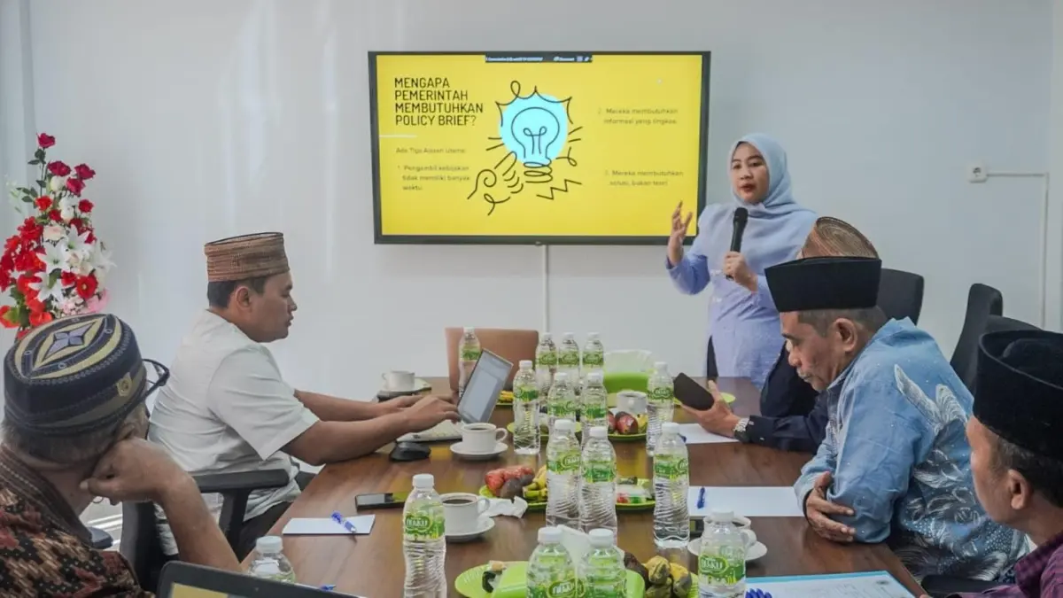 Suasana pelatihan penyusunan Policy Brief berbasis Evidence yang digelar MUI Kabupaten Gresik dalam Forum Diskusi Raboan guna mempertajam kapasitas pengurus sebagai mitra strategis pemerintah daerah. (Foto : Ist/Radar Gredik) 