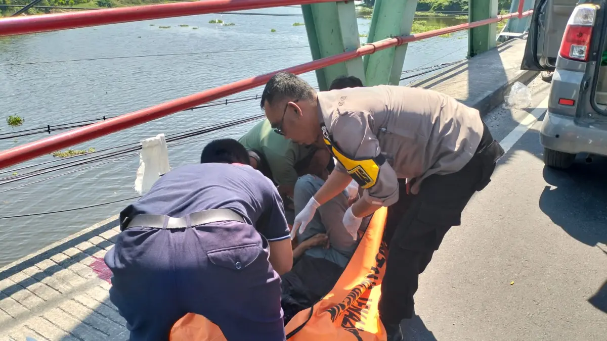 Tragis : Anggota Polsek Manyar dibantu tim medis saat mengevakuasi korban kecelakaan di Jembatan Sembayat, Kecamatan Manyar, Gresik. (Foto : Ist/Radar Gresik) 