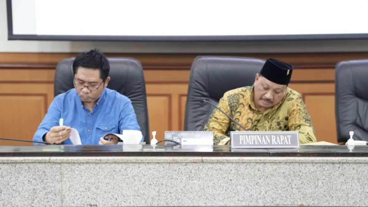 Wakil Ketua DPRD Gresik, Mujid Riduan, saat memimpin rapat Banggar DPRD Gresik bersama tim anggaran pemerintah daerah. (Foto : Fajar/Radar Gresik) 