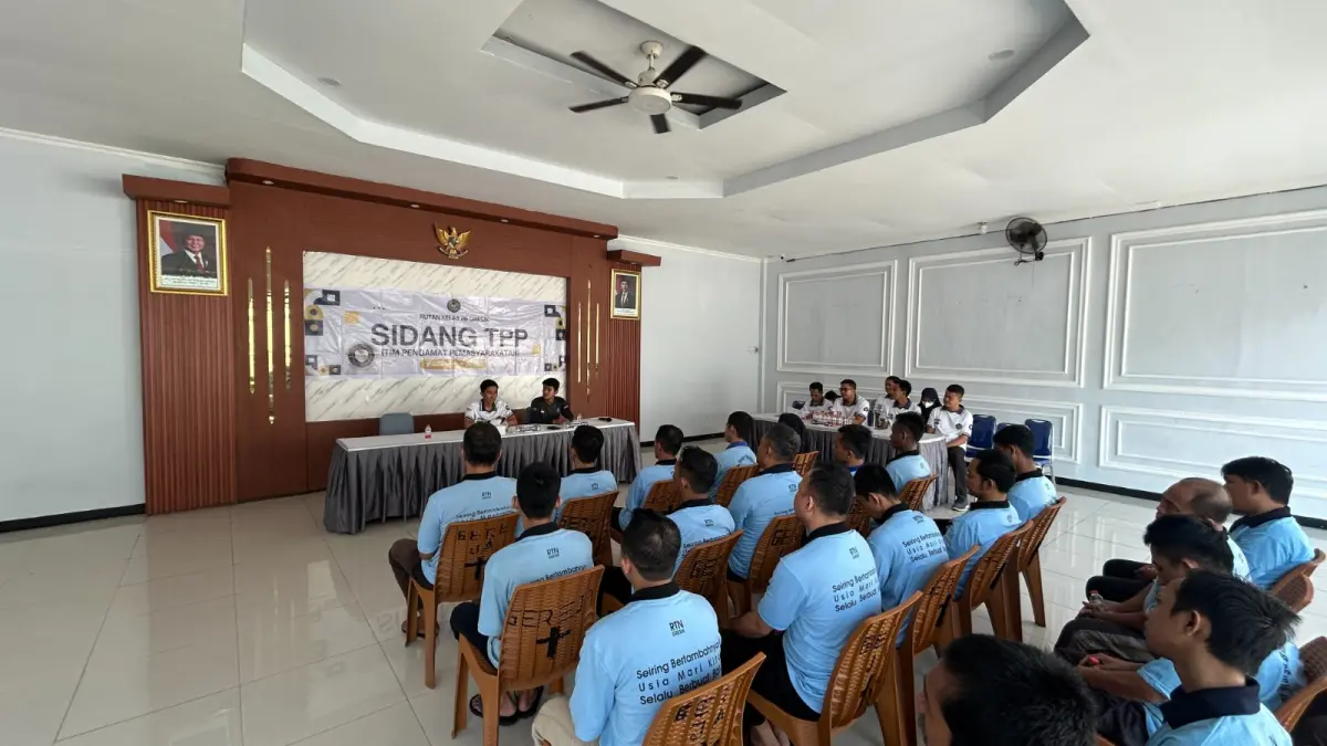 SIDANG TPP: Kepala Sub Seksi Pelayanan Tahanan Rutan Gresik, Anggi Fauzi saat menggelar sidang TPP untuk mengusulkan Hak Integrasi bagi 21 Warga Binaan. (Foto : Ist/Radar Gresik) 