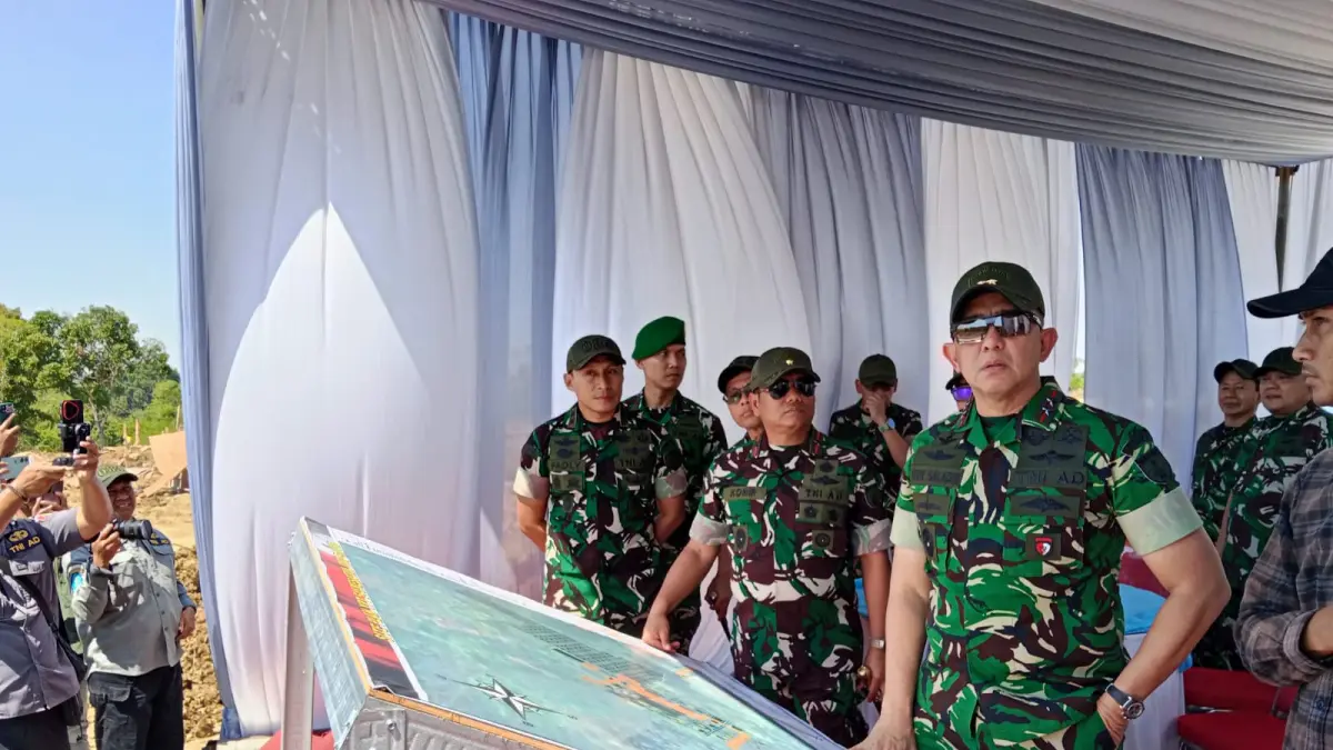 Terjun: Pangdam V/Brawijaya Mayjen TNI Rudy Saladin saat meninjau pembangunan Yonif TP 541/KJS di Gresik. ( Foto : Yudhi/Radar Gresik) 