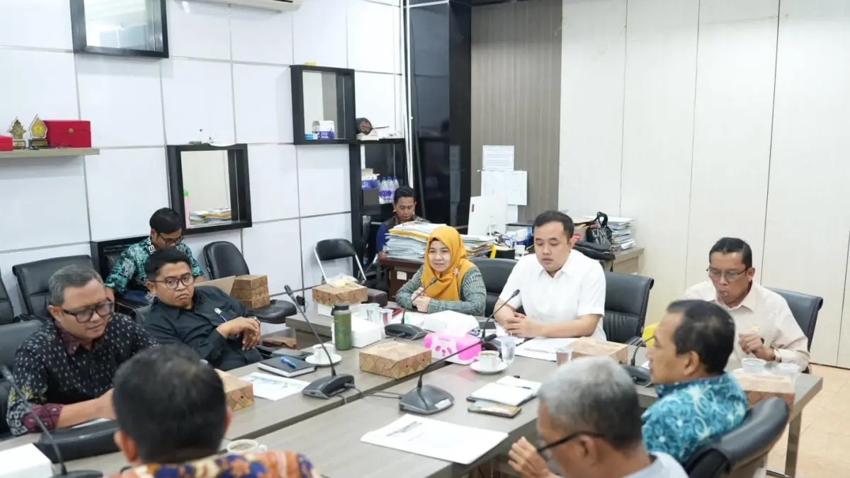 Tindak Lanjut: Komisi I DPRD Gresik saat menggelar rapat kerja bersama OPD mitra kerja. (Foto : Fajar/Radar Gresik) 