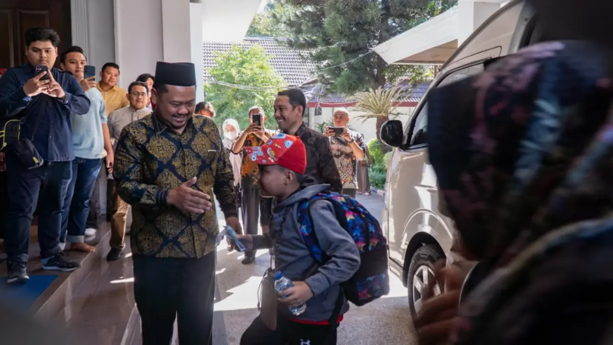 Bupati Gresik, Fandi Akhmad Yani menyambut kepulangan 9 anak pekerja migran dari Malaysia di Pendopo Kabupaten Gresik. (Foto : Ist/Radar Gresikk