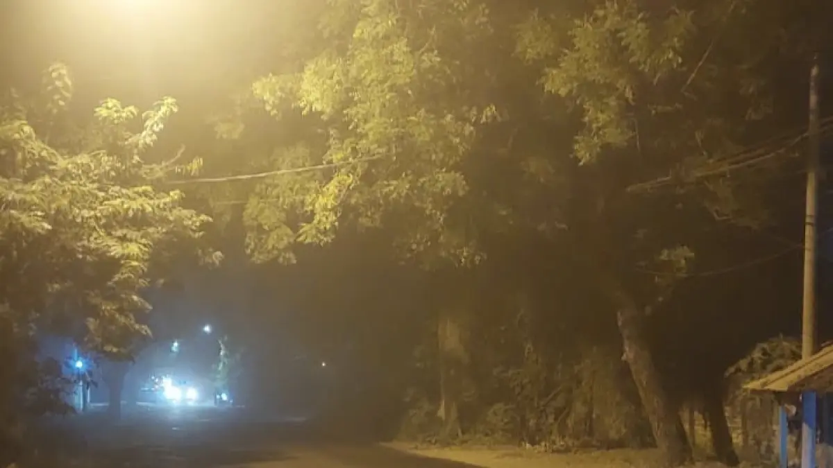 DIKELUHKAN WARGA : Asap debu menyelimuti udara di duga dari cerobong asap di Pabrik Pupuk Dolomit di Desa Golokan, Sidayu, Gresik. (Foto : Ist/Radar Gresik) 