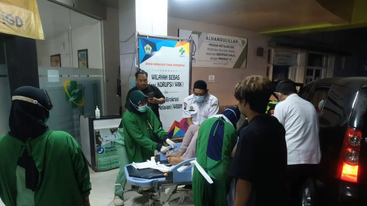 KEMANUSIAAN : Anggota Satlantas Polres Gresik saat membantu mengawal dan mendampingi  Ibu Hendak melahirkan hingga selamat tiba di RSUD Ibnu Sina untuk mendapatkan perawatan. (Foto : Ist/Radar Gresik) 
