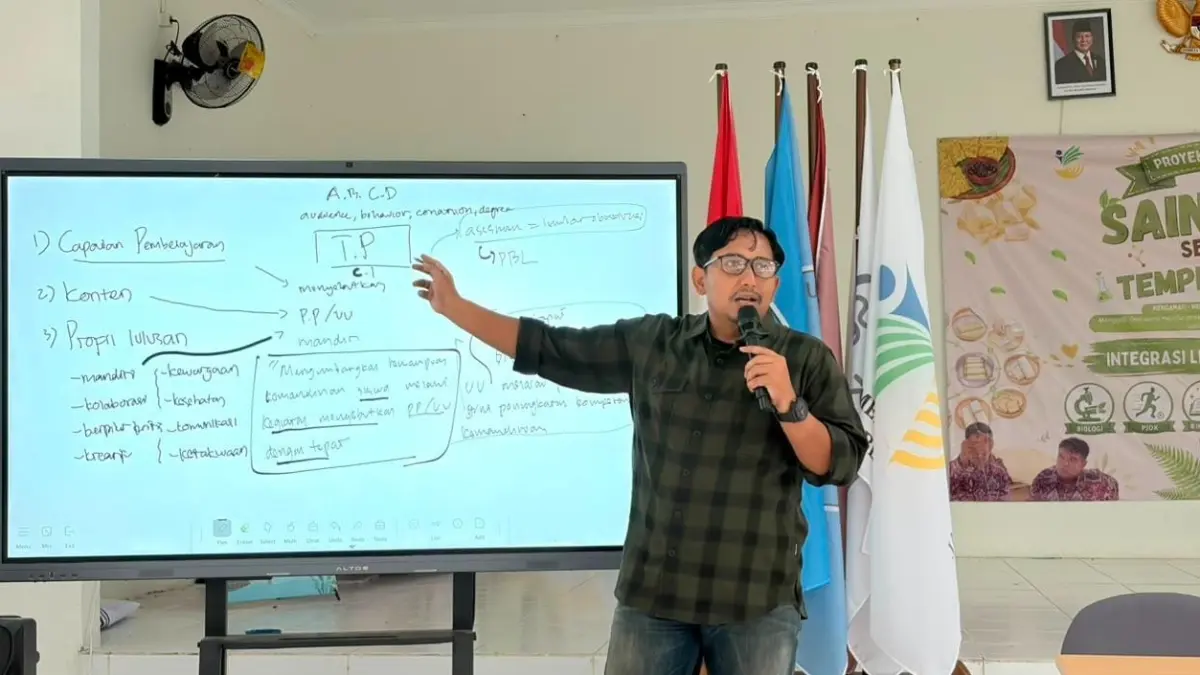 Kepala Sekolah Rakyat Menengah Atas (SRMA) 37 Gresik Rangga Pratama Wahyudiarta saat memberikan materi IHT untuk guru-guru sekolah rakyat. (Foto : Dok/Radar Gresik) 