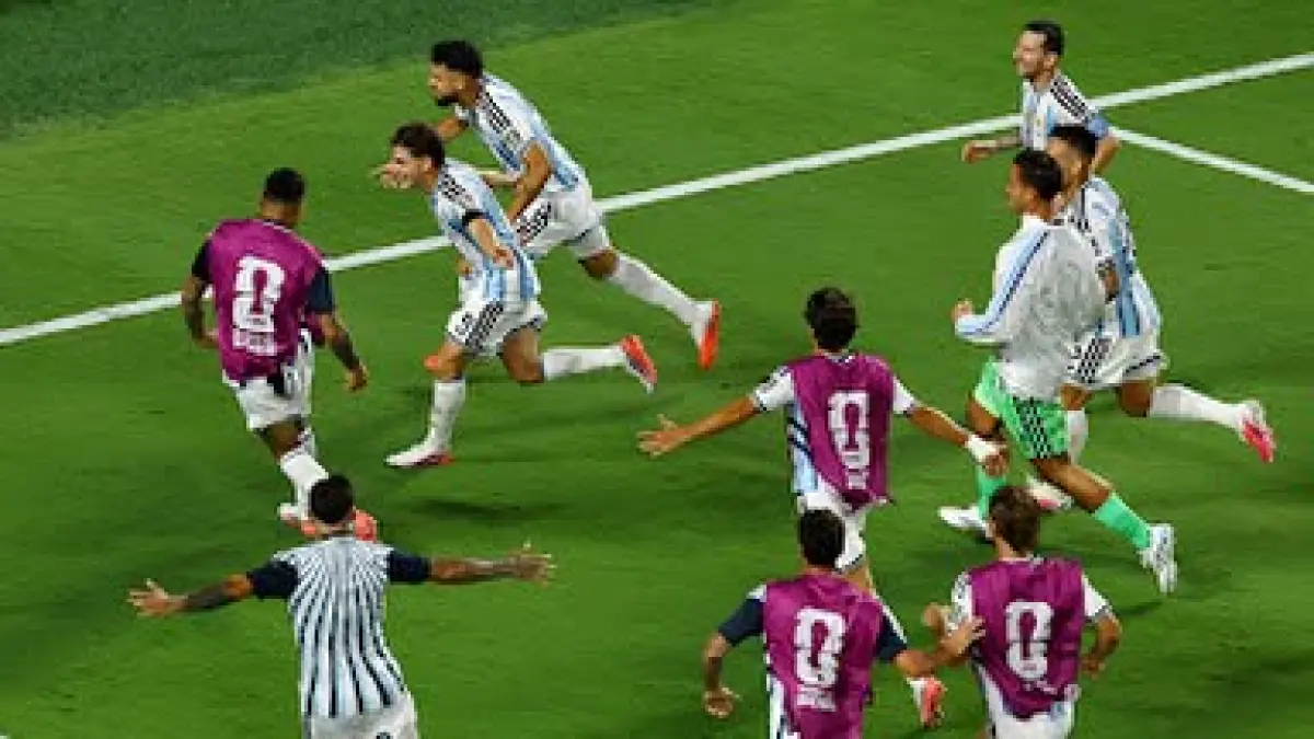 Menang : Para punggawa Argentina merayakan gol yang mengantarkan mereka melaju ke semifinal piala dunia. ( Foto : Ist/Reuters) 