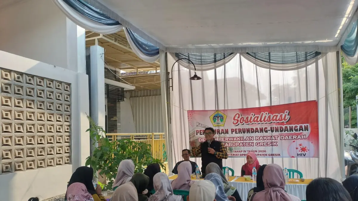 Anggota DPRD Kabupaten Gresik, Imron Rosyadi saat sosialisasi Perda di Desa Wadeng, Kecamatan Sidayu, Gresik. (Foto : Fajar/Radar Gresik) 